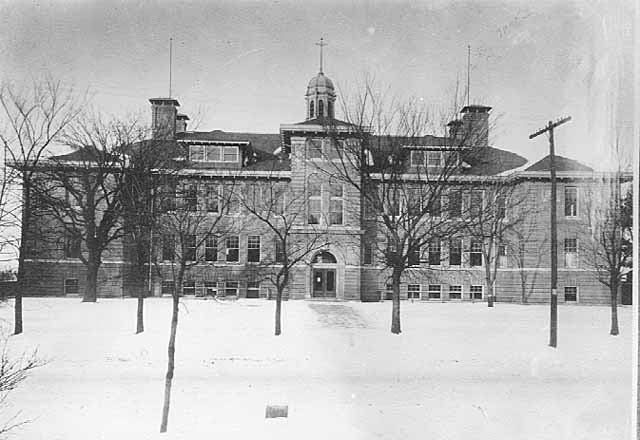 McKinley School circa 1911, Carroll Avenue between Arundel and Mackubin, Saint Paul. (Photo: MNHS)